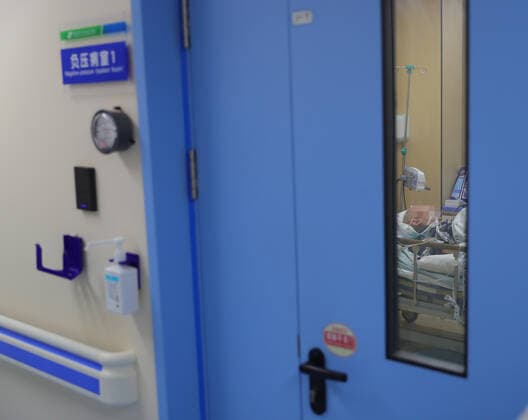 (221217) -- SHENYANG, Dec. 17, 2022 -- A critically ill patient is being treated at a fever clinic at Shengjing Hospital of China Medical University in Shenyang, northeast China s Liaoning Province, Dec. 15, 2022. China is continuing its optimization of COVID-19 epidemic prevention and control measures as it shifts the focus of its response strategy from curbing new infections to preventing and treating severe cases. The fever clinic of the hospital is trying its best to ensure the treatment of patients with acute and severe symptoms. ) CHINA-LIAONING-SHENYANG-FEVER CLINIC (CN) YangxQing 