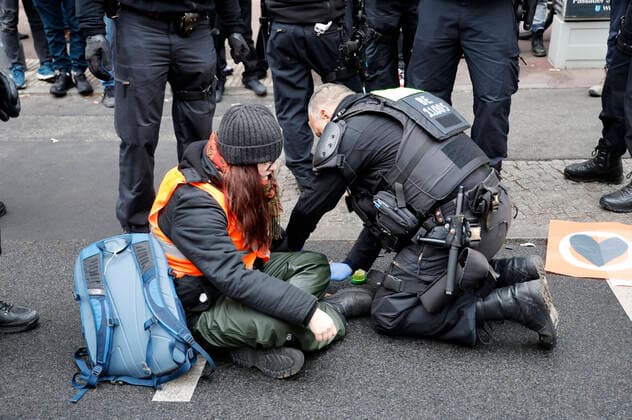 News Themen der Woche KW50 Klima-Kleber der Letzten Generation haben sich auf dem Gehweg und der Fahrbahn der Potsdamer Straße in Höhe des Cinemaxx-Kinos festgeklebt, um gegen die Klimapolitik der Bundesregierung und gegen die Inhaftierung von Mitgliedern der Letzten Generation in Bayern zu protestieren.Berlin, 17.12.2022 *** Climate Stickers of the Last Generation have stuck to the sidewalk and roadway of Potsdamer Straße near the Cinemaxx cinema to protest the climate policy of the German government and the detention of members of the Last Generation in Bavaria Berlin, 17 12 2022 Foto:xJ.xMWx xFuturexImage