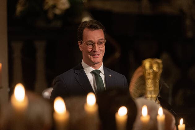 Speech by NRW Minister President Hendrik WÜST Advent concert of the state government in Bonn Cathedral NRW Minister President Hendrik Wüst and WDR Director Tom Buhrow jointly invite to the Cathedral Basilica in the Federal City 17 12 2022 Bonn City Center NRW Germany