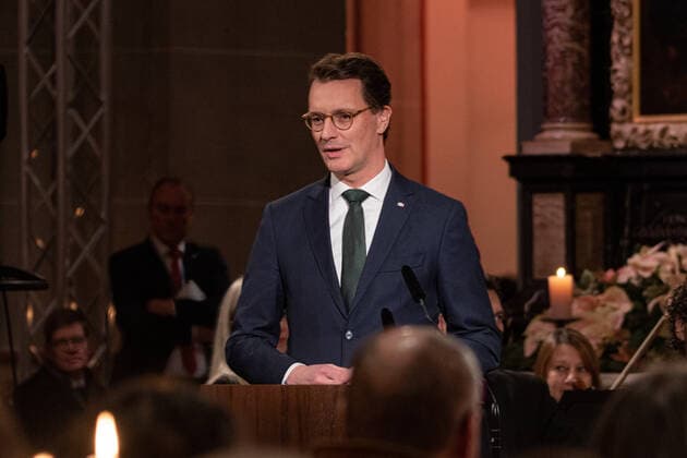 Speech by NRW Minister President Hendrik WÜST Advent concert of the state government in Bonn Cathedral NRW Minister President Hendrik Wüst and WDR Director Tom Buhrow jointly invite to the Cathedral Basilica in the Federal City 17 12 2022 Bonn City Center NRW Germany