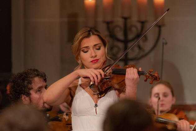 Performance by violinist Diana Tishchenko Ukraine Advent concert of the state government in Bonn Cathedral NRW Minister President Hendrik Wüst and WDR Director Tom Buhrow jointly invite to the Cathedral Basilica in the federal city 17 12 2022 Bonn City Center NRW Germany