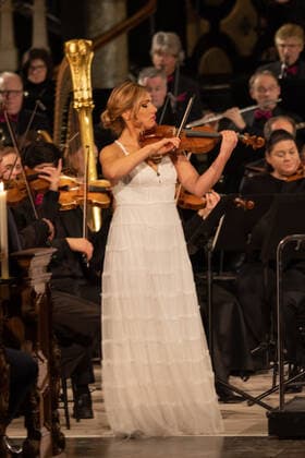 Performance by violinist Diana Tishchenko Ukraine Advent concert of the state government in Bonn Cathedral NRW Minister President Hendrik Wüst and WDR Director Tom Buhrow jointly invite to the Cathedral Basilica in the federal city 17 12 2022 Bonn City Center NRW Germany