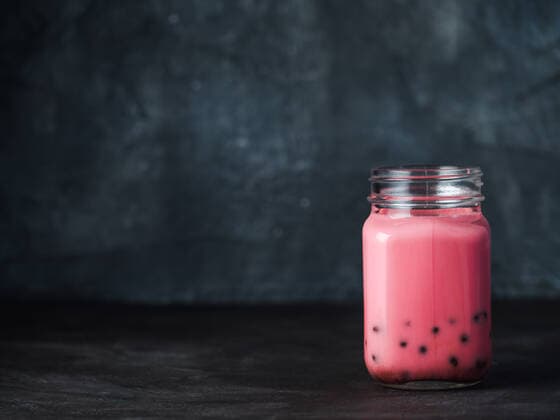 IMAGO Creative, Food, Tapioka Homemade Bubble Tea with Tapioca, copy space Homemade Milk Bubble Tea with Tapioca Pearls balls. Popular Taiwan bubble tea in glass mason jar with copy space for text. Pink Bubble tea on dark background. Copyright: xZoonar.com OlgaxSergeevax 14272925