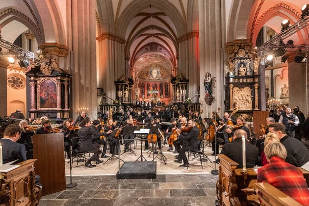 Advent concert of the state government in Bonn Cathedral NRW Minister President Hendrik Wüst and WDR Director Tom Buhrow jointly invite to the Cathedral Basilica in the federal city The event was broadcast live on WDR television 17 12 2022 Bonn City Center NRW Germany