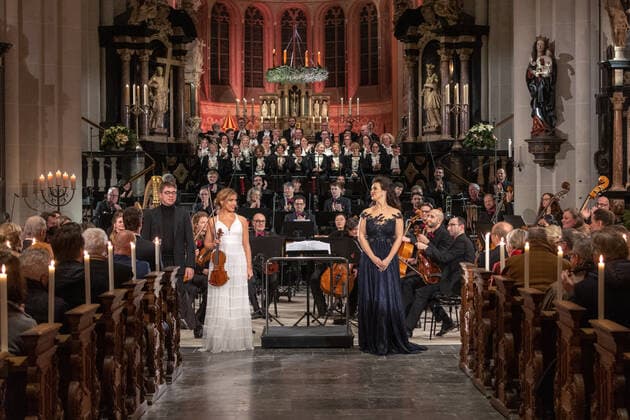 Violinist Diana Tishchenko Ukraine and soprano Olga Peretyatko Russia Advent concert of the state government in Bonn Cathedral NRW Minister President Hendrik Wüst and WDR Director Tom Buhrow jointly invite to the Cathedral Basilica in the federal city The event was broadcast live on WDR television 17 12 2022 Bonn downtown NRW Germany