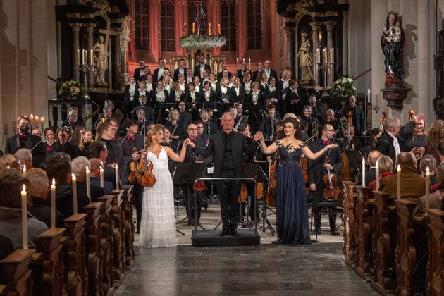 Violinist Diana Tishchenko Ukraine , Chief Conductor of WDR Funkhausorchester Frank STROBEL and soprano Olga Peretyatko Russia Advent concert of the state government in Bonn Cathedral NRW Prime Minister Hendrik Wüst and WDR Director Tom Buhrow jointly invite to the Cathedral Basilica in the federal city The event was br