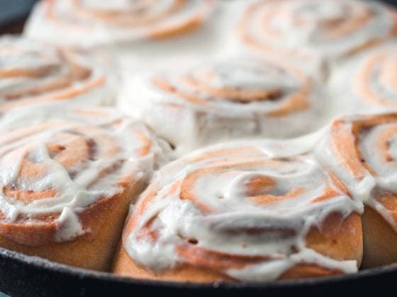 Vegan cinnamon rolls with topping Idea and recipe pastries - perfect cinnamon rolls with topping in skillet. Close up view of vegan swedish cinnamon buns Kanelbullar with pumpkin spice,topping vegan cream cheese. Copy space for text Copyright: xZoonar.com OlgaxSergeevax 15963713