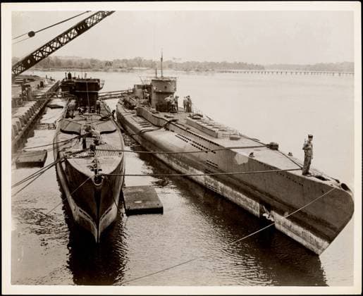 RECORD DATE NOT STATED Two of the German U Boats are shown being unloaded , Submarines. Photographs of the First Naval District Copyright: xpiemagsx digcompie09122022-129633 !ACHTUNG AUFNAHMEDATUM GESCHÄTZT!