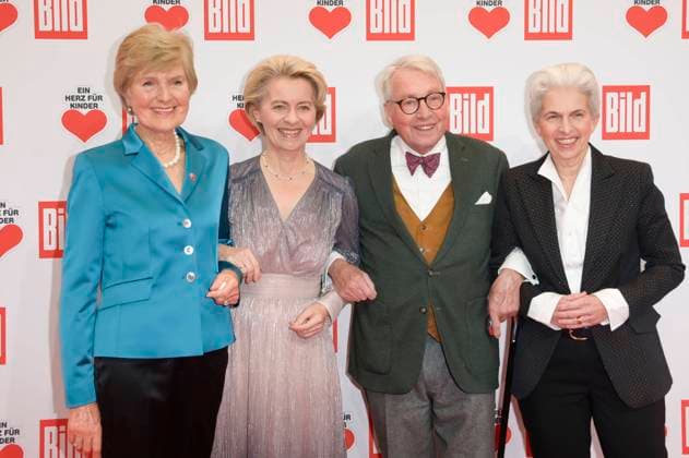 Friede Springer, Ursula von der Leyen, Horst Strack-Zimmermann und Marie-Agnes Strack-Zimmermann bei der TV Spendengala Ein Herz für Kinder 2022 im Studio G in Adlershof. Berlin, 17.12.2022 *** Friede Springer, Ursula von der Leyen, Horst Strack Zimmermann and Marie Agnes Strack Zimmermann at the TV fundraising gala Ein Herz für Kinder 2022 at Studio G in Adlershof Berlin, 17 12 2022 Foto:xF.xKernx xFuturexImage