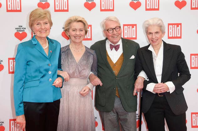 Entertainment Themen der Woche KW50 Friede Springer, Ursula von der Leyen, Horst Strack-Zimmermann und Marie-Agnes Strack-Zimmermann bei der TV Spendengala Ein Herz für Kinder 2022 im Studio G in Adlershof. Berlin, 17.12.2022 *** Friede Springer, Ursula von der Leyen, Horst Strack Zimmermann and Marie Agnes Strack Zimmermann at the TV fundraising gala Ein Herz für Kinder 2022 at Studio G in Adlershof Berlin, 17 12 2022 Foto:xF.xKernx xFuturexImage
