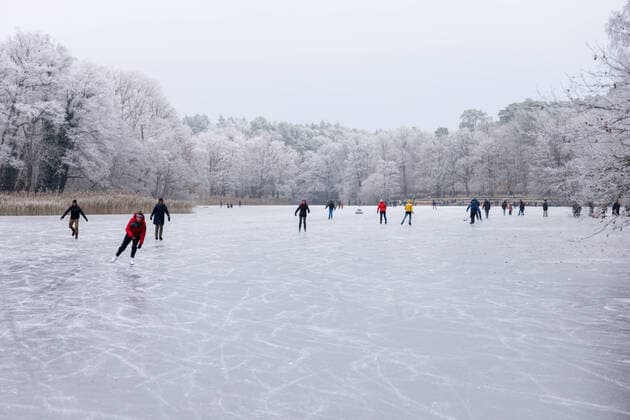 News Themen der Woche KW50 Gefrorene Krumme Lanke in Berlin 2002 Berlin, Deutschland - 18. Dezember 2022: Menschen fahren an einem Sonntag Schlittschuh, spielen Eishockey oder rutschen auf der seit gestern zugefrorenen Krummen Lanke (See) im Bezirk Zehlendorf bei Temperaturen von minus fünf Grad Celsius. Ab nächster Woche soll jedoch Tauwetter einsetzen. Berlin