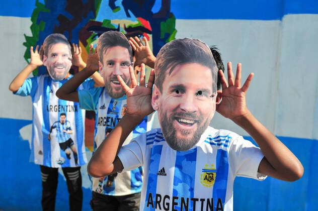 Entertainment Themen der Woche KW50 Entertainment Bilder des Tages Entertainment Bilder des Tages December 18, 2022: Sylhet, Bangladesh: Young crazy fans of Argentina wearing masks in Front of a Mural of Lionel Messi, ahead of the World Cup Final. Argentina wins on penalties. Sylhet Bangladesh - ZUMAr143 20221218_zap_r143_014 Copyright: xMdxRafayatxHaquexKhanx