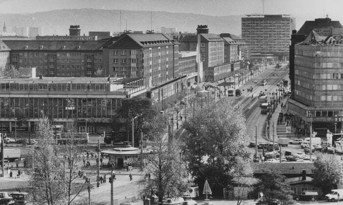 Dresden, historisch, Plätze, Straßen, Stadtteile, Wohngebiete: Ernst-Thälmann-Straße (heute Wilsdruffer Straße), Blick vom Postplatz, Übersicht mit HO-Gaststätte Am Zwinger (links) und Haus des Buches (rechts), 09.10.1990. Veröffentlichung in Sächsische Zeitung am 12.10.1990: Bei Ladenmieten zählt diese Straße schon zur Spitze. Neue Attraktionen zeigen es nicht an, doch auf Dresdens Ernst-Thälmann-Straße - hier vom Postplatz aus gesehen - ist stellenweise Weltstadtniveau erreicht. Ladenmieten zogen an bis zu Spitzenwerten von 250 DM je Quadratmeter. In München, Frankfurt und Hamburg waren im Vorjahr in vergleichbarer Geschäftslage beispielsweise Quadratmeterpreise von 205, 130 bzw. 120 DM zu zahlen. Klaus Thiere *** Dresden, Copyright: xSZ KlausxThierex 0000010103161387