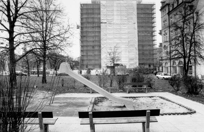 Dresden, historisch, Bauen, Aufbau, Baugeschehen, Bauvorhaben: Freiberger Straße, Wohnblock (10-Geschossser), Spielplatz, November 1994. *** Dresden, historical, To build, Construction, construction, Building projects Freiberger Street, Block of flats 10 bulleter , Playground, November 1994 Copyright: xSZ GunterxHübnerx 0000010104611503 ! ACHTUNG Aufnahmedatum laut Beschriftung