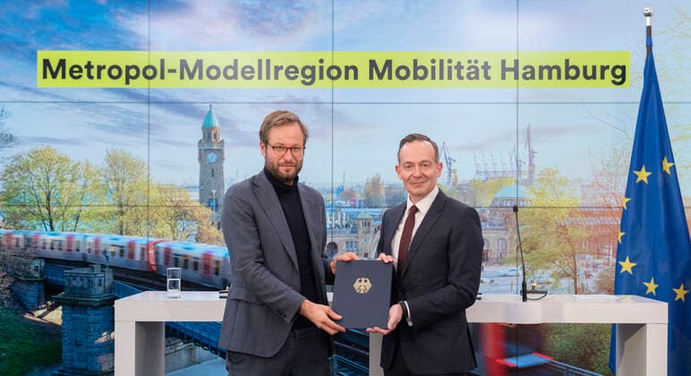 News Themen der Woche KW51 News Bilder des Tages Bund und Hamburg unterzeichnen Absichtserklärung für Mobilität der Zukunft - Volker Wissing (rechts), Bundesminister für Digitales und Verkehr mit Anjes Tjarks, Senator für Verkehr und Mobilitätswende, bei dem Pressetermin;Bund und Hamburg unterzeichnen Absichtserklärung für Mobilität der Zukunft - Volker Wissing (rechts), Bundesminister für Digitales und Verkehr mit Anjes Tjarks, Senator für Verkehr und Mobilitätswende, bei dem Pressetermin, Berlin Berlin Deutschland Bundesverkehrsministerium *** Federal Government and Hamburg sign declaration of intent for mobility of the future Volker Wissing right , Federal Minister for Digital Affairs and Transport with Anjes Tjarks, Senator for Transport and Mobility Transition, at the pre