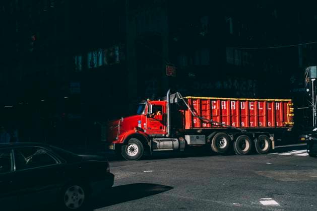 IMAGO Creative, Urban Lifestyle Travel pictures New York City New York Manhattan, 02.10 - 10.10.22: Ein alter roter Truck wird von der Sonne beleuchtet. *** Travel pictures New York City New York Manhattan, 02 10 10 22 An old red truck is illuminated by the sun