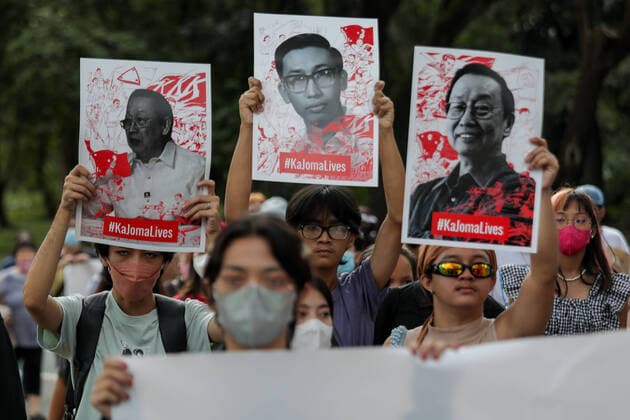 Bilder des Jahres 2022, News 12 Dezember News Themen der Woche KW51 News Bilder des Tages Indonesien, Gedenkmarsch für Jose Maria Sison in Manila December 19, 2022, Manila, Philippines: Filipino activists carry flags and posters as they prepare to march in honor of Jose Maria Joma Sison, the founder of the Communist Party of the Philippines, at the University of the Philippines campus in Quezon City, Philippines. Hundreds of activists paid their respects to the leader of the longest-running communist insurgency in the country who died on Saturday, December 17, while living in exile in The Netherlands. He was 83. Manila Philippines - ZUMAs213 20221219_zap_s213_005 Copyright: xBasilioxSepex