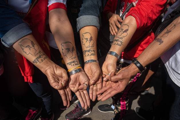 Bilder des Jahres 2022, News 12 Dezember News Themen der Woche KW51 News Bilder des Tages Thailand, Internationaler Tag der Migranten - Proteste für Aung San Suu Kyi in Bangkok December 19, 2022, Bangkok, Thailand: Protesters show tattoo portraits of Aung San Suu Kyi on their arms while making three finger salutes during the demonstration. Burmese protesters gathered outside the Myanmar Embassy in Bangkok to mark International Migrants Day and protest against the Myanmar military s government. Bangkok Thailand - ZUMAs197 20221219_zaa_s197_102 Copyright: xPeeraponxBoonyakiatx