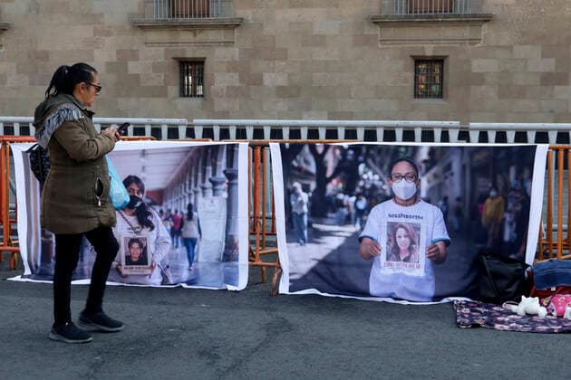 Mexiko, Demonstration von Angehörigen vermisster Personen in Mexiko-Stadt Families of disappeared request meeting with Mexico s President December 19, 2022, Mexico City, Mexico: Relatives and collectives of the disappeared in Mexico call for a meeting with Mexican President Andres Manuel Lopez Obrador during their sit-in at the Zocalo in Mexico City on December 19, 2022 in Mexico City, Mexico (Photo by Luis Barron Eyepix Group). Copyright: xLuisxBarronx xEyepixxGroupx 20221219LBEYEPIX_DESAPARECIDOS_FAMILIA_MX2