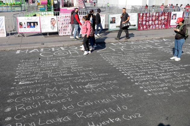 Mexiko, Demonstration von Angehörigen vermisster Personen in Mexiko-Stadt Families of disappeared request meeting with Mexico s President December 19, 2022, Mexico City, Mexico: Relatives and collectives of the disappeared in Mexico call for a meeting with Mexican President Andres Manuel Lopez Obrador during their sit-in at the Zocalo in Mexico City on December 19, 2022 in Mexico City, Mexico (Photo by Luis Barron Eyepix Group). Copyright: xLuisxBarronx xEyepixxGroupx 20221219LBEYEPIX_DESAPARECIDOS_FAMILIA_MX3
