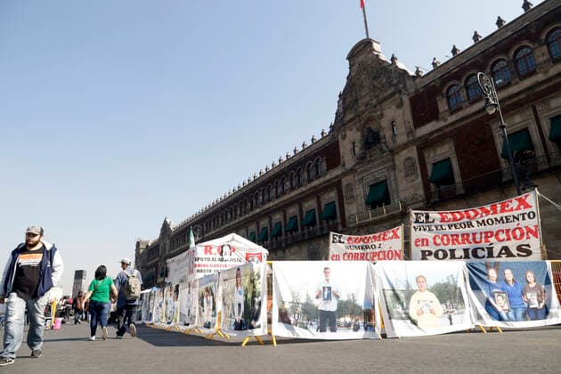 Mexiko, Demonstration von Angehörigen vermisster Personen in Mexiko-Stadt Families of disappeared request meeting with Mexico s President December 19, 2022, Mexico City, Mexico: Relatives and collectives of the disappeared in Mexico call for a meeting with Mexican President Andres Manuel Lopez Obrador during their sit-in at the Zocalo in Mexico City on December 19, 2022 in Mexico City, Mexico (Photo by Luis Barron Eyepix Group). Copyright: xLuisxBarronx xEyepixxGroupx 20221219LBEYEPIX_DESAPARECIDOS_FAMILIA_MX11