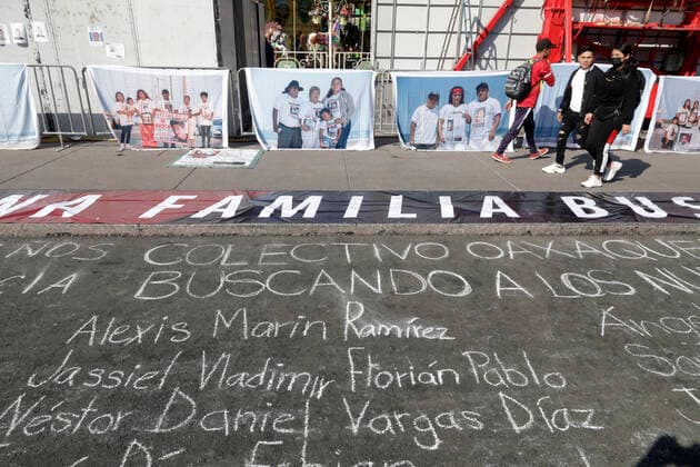 Mexiko, Demonstration von Angehörigen vermisster Personen in Mexiko-Stadt Families of disappeared request meeting with Mexico s President December 19, 2022, Mexico City, Mexico: Relatives and collectives of the disappeared in Mexico call for a meeting with Mexican President Andres Manuel Lopez Obrador during their sit-in at the Zocalo in Mexico City on December 19, 2022 in Mexico City, Mexico (Photo by Luis Barron Eyepix Group). Copyright: xLuisxBarronx xEyepixxGroupx 20221219LBEYEPIX_DESAPARECIDOS_FAMILIA_MX18