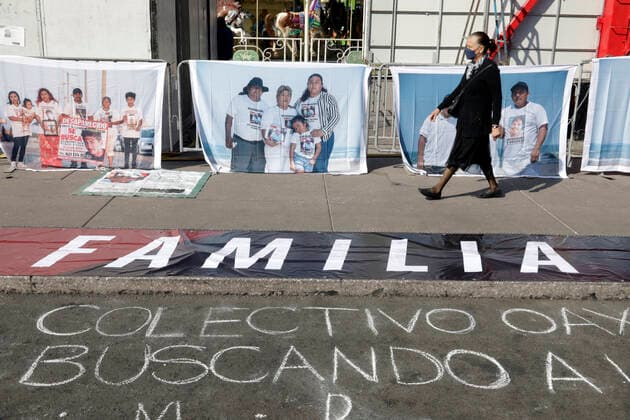 Mexiko, Demonstration von Angehörigen vermisster Personen in Mexiko-Stadt Families of disappeared request meeting with Mexico s President December 19, 2022, Mexico City, Mexico: Relatives and collectives of the disappeared in Mexico call for a meeting with Mexican President Andres Manuel Lopez Obrador during their sit-in at the Zocalo in Mexico City on December 19, 2022 in Mexico City, Mexico (Photo by Luis Barron Eyepix Group). Copyright: xLuisxBarronx xEyepixxGroupx 20221219LBEYEPIX_DESAPARECIDOS_FAMILIA_MX19