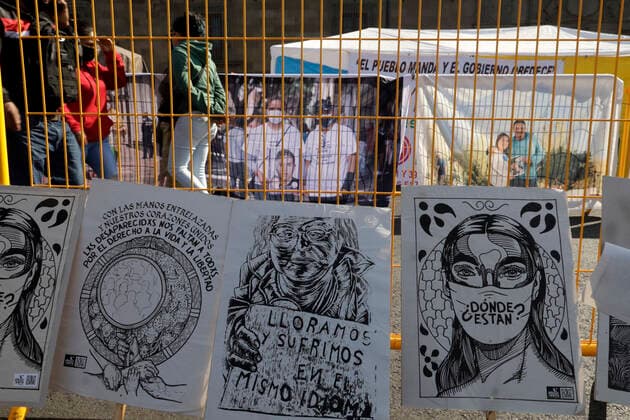 Mexiko, Demonstration von Angehörigen vermisster Personen in Mexiko-Stadt Families of disappeared request meeting with Mexico s President December 19, 2022, Mexico City, Mexico: Relatives and collectives of the disappeared in Mexico call for a meeting with Mexican President Andres Manuel Lopez Obrador during their sit-in at the Zocalo in Mexico City on December 19, 2022 in Mexico City, Mexico (Photo by Luis Barron Eyepix Group). Copyright: xLuisxBarronx xEyepixxGroupx 20221219LBEYEPIX_DESAPARECIDOS_FAMILIA_MX20