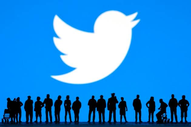 Das Logo des Kurznachrichtendienst Twitter vor Miniaturfiguren. Die täglich publizierten Twitter-Files von Inhaber Elon Musk weisen auf politische Willkür unter seinem Vorgänger Jack Dorsey hin. Neuanmeldungen und aktive Nutzerminuten sollen sich auf einem Rekordhoch befinden. (Themenbild, Symbolbild) Frechen, 20.12.2022 NRW Deutschland *** The logo of the short message service Twitter in front of miniature figures The daily published Twitter Files of owner Elon Musk indicate political arbitrariness under his predecessor Jack Dorsey New registrations and active user minutes are said to be at a record high Topic image, symbol image Frechen, 20 12 2022 NRW Germany Copyright: xChristophxHardtx
