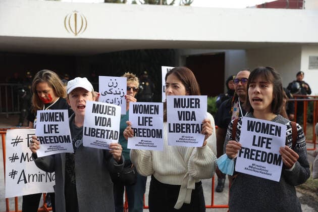 Mexiko, Solidaritätsdemonstration für Amir Nasr Azadani vor der Botschaft Irans in Mexiko-Stadt December 19, 2022, Mexico City, Mexico: Women take part a protest outside the Iranian embassy in Mexico, to demand the release of football player Amir Nasr-Azadani, 26, who was sentenced to death for supporting protests for women s rights in Iran. on December 19, 2022 in Mexico City, Mexico. Mexico City Mexico - ZUMAe321 20221220_zia_e321_030 Copyright: xLuisxCortes xEyepixxGroupx
