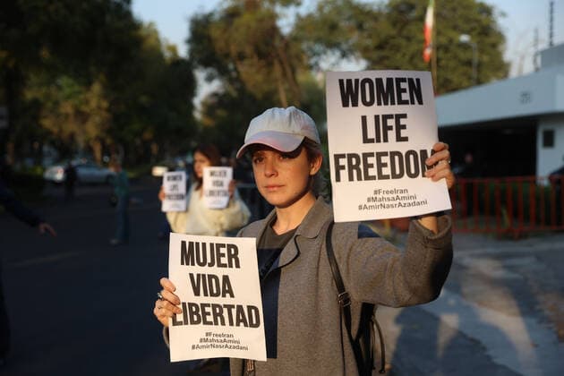 Mexiko, Solidaritätsdemonstration für Amir Nasr Azadani vor der Botschaft Irans in Mexiko-Stadt December 19, 2022, Mexico City, Mexico: Women take part a protest outside the Iranian embassy in Mexico, to demand the release of football player Amir Nasr-Azadani, 26, who was sentenced to death for supporting protests for women s rights in Iran. on December 19, 2022 in Mexico City, Mexico. Mexico City Mexico - ZUMAe321 20221220_zia_e321_031 Copyright: xLuisxCortes xEyepixxGroupx