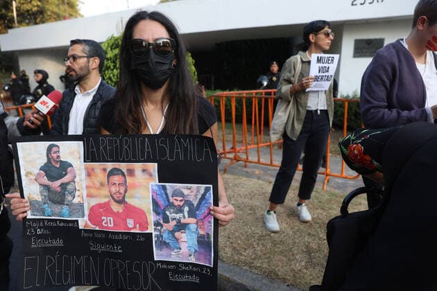 Mexiko, Solidaritätsdemonstration für Amir Nasr Azadani vor der Botschaft Irans in Mexiko-Stadt December 19, 2022, Mexico City, Mexico: Women take part a protest outside the Iranian embassy in Mexico, to demand the release of football player Amir Nasr-Azadani, 26, who was sentenced to death for supporting protests for women s rights in Iran. on December 19, 2022 in Mexico City, Mexico. Mexico City Mexico - ZUMAe321 20221220_zia_e321_032 Copyright: xLuisxCortes xEyepixxGroupx