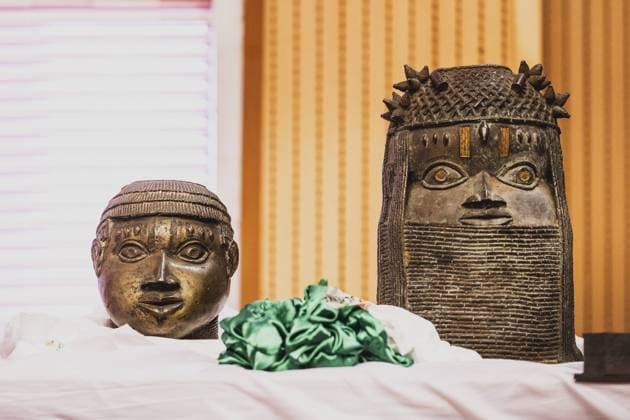 Bilder des Jahres 2022, News 12 Dezember News Themen der Woche KW51 News Bilder des Tages Benin-Bronze, aufgenommen im Rahmen der Zeremonie zur Rueckgabe der Benin-Bronzen an Nigeria in Abuja, 20.12.2022. Deutschland gibt im Rahmen der Restitution zahlreiche Kunstgegenstaende, die als Beutekunst aus dem 19. Jahrhundert gelten, an den Staat Nigeria zurueck. Fuer die offizielle Uebergabe sind unter anderem Bundesaussenministerin Baerbock sowie Kulturstaatsministerin Roth und Direktorinnen und Direktoren deutscher Museen mitgereist. Abuja Nigeria *** Benin bronze, taken during the ceremony for the return of the Benin bronzes to Nigeria in Abuja, 20 12 2022 As part of the restitution process, Germany is returning numerous art objects that are considered looted art from the 19th century to the state of Nigeria For the official hando Copyright: xFlorianxGaertnerx