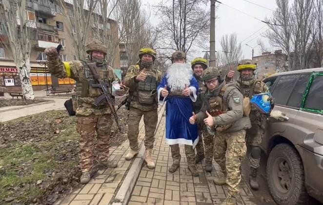 Bilder des Jahres 2022, News 12 Dezember News Themen der Woche KW51 **VIDEO AVAILABLE: CONTACT INFO@COVERMG.COM TO RECEIVE** This video footage, released by Ukraine?s 10th Mountain Assault Brigade shows troops visiting residents of the frontline city of Bakhmut, in the Donetsk region on Monday (10December2022) - with one dressed as ?Saint Nicholas? to hand out gifts. Unlike the Western version of Father Christmas, Santa is dressed in a blue suit - a tradition related to a similar Slavic figure known as ?Ded Moroz? (Grandfather Frost). Bakhmut has seen some of the fiercest fighting this autumn and winter, as Russian troops have tried and failed to take the town. President Zelensky vsit troops on the frontline there on Tuesday. Where: Bakhmut, Donetsk Oblast, Ukraine When: 19 Dec 2022 Credit: 10th Copyright: xx 52299609 EDITORIAL USE ONLY. NOT FOR USE BY NEWSPAPERS BASED IN THE UK.