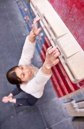 Woman training on fingerboard at indoor climbing gym Guildford, England, United Kingdom CR_THHE200623E-413651-01 ,model released, Symbolfoto ,property released