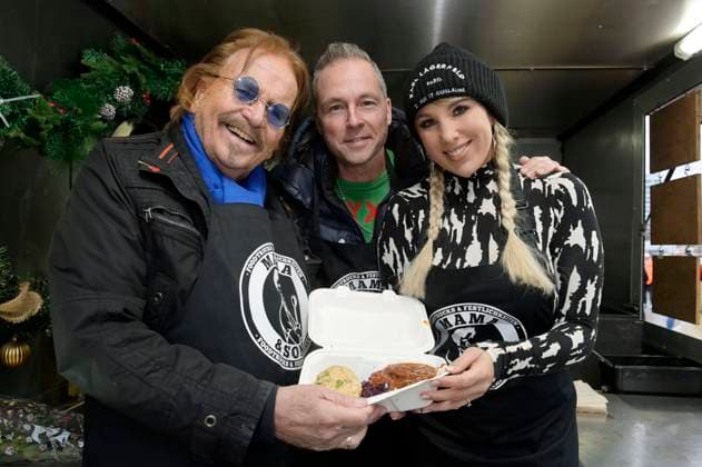 Frank Zander, Annemarie Eilfeld und Mitch Keller verteilen Essen und Geschenke aus dem Food Truck an Obdachlose und Bedürftige am Ostbahnhof. Berlin, 20.12.2022 *** Frank Zander, Annemarie Eilfeld and Mitch Keller distribute food and gifts from the food truck to the homeless and needy at Ostbahnhof Berlin, 20 12 2022 Foto:xF.xKernx xFuturexImage