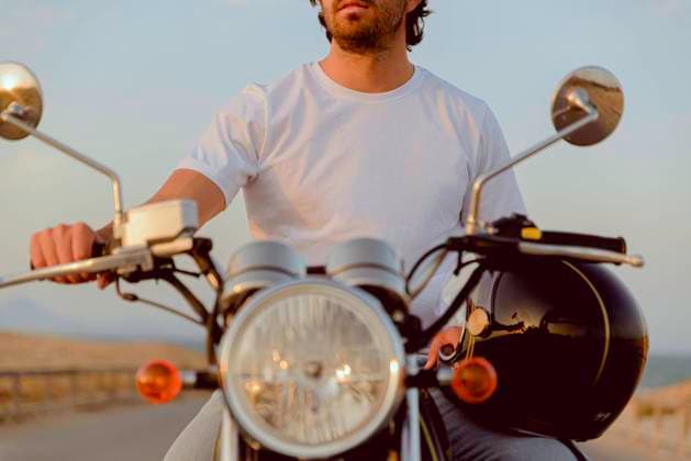 young couple on motorcycle on a road traveling to the beach Alicante, Valencian Community, Spain CR_TAVTDS221220-1088196-01 ,model released, Symbolfoto