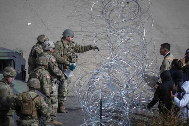 News Bilder des Tages December 20, 2022, Ciudad Juarez, Chihuahua, USA: .U.S brings military to reenforce U.S.-Mexico Border in El Paso along the Rio Bravo to prevent from immigrants seeking asylum from entering the United States. .Ciudad Juarez, Mexico Albuquerque Journal Ciudad Juarez USA - ZUMAab1_ 20221220_zaf_ab1_002 Copyright: xRobertoxE.xRosalesx