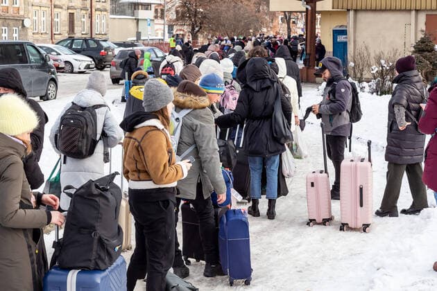 News Themen der Woche KW51 News Bilder des Tages Ukraine - Polish Border Migration Continuous Ukrainians queue at the railway station in Przemysl, Poland to depart for Ukraine on December 20, 2022. Since the beginning of the Russian invasion on Ukraine more than 7 million Ukrainian refugees crossed the Polish border to flee the conflict. Since than many Ukrainians returned to their homeland or moved on to various destinations. Today more Ukrainian travel back to Ukraine than escape it. Przemysl podkarpackie Poland  Copyright: xDominikaxZarzyckax originalFilename: zarzycka-ukrainep221220_npcs7.jpg