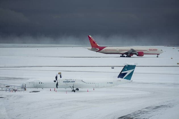 News Bilder des Tages December 20, 2022, RICHMOND, BC, CANADA: Westjet and Air India aircraft sit idle at Vancouver International Airport after a snowstorm crippled operations leading to cancellations and major delays, in Richmond, B.C., on Tuesday, December 20, 2022. RICHMOND CANADA  - ZUMAc35_ 20221220_zaf_c35_047 Copyright: xDarrylxDyckx