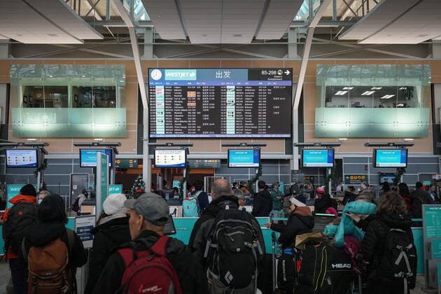December 20, 2022, RICHMOND, BC, CANADA: Passengers wait in a check-in line at Vancouver International Airport after a snowstorm crippled operations leading to cancellations and major delays, in Richmond, B.C., on Tuesday, December 20, 2022. RICHMOND CANADA  - ZUMAc35_ 20221220_zaf_c35_065 Copyright: xDarrylxDyckx