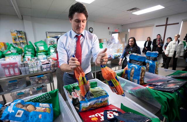 December 20, 2022, Montreal, PQ, Canada: Prime Minister Justin Trudeau loads food baskets at a food bank in Montreal, on Tuesday, December 20, 2022. Montreal Canada  - ZUMAc35_ 20221220_zaf_c35_078 Copyright: xPaulxChiassonx