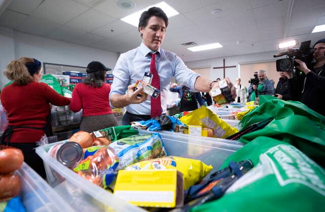 December 20, 2022, Montreal, PQ, Canada: Prime Minister Justin Trudeau loads food baskets at a food bank in Montreal, on Tuesday, December 20, 2022. Montreal Canada  - ZUMAc35_ 20221220_zaf_c35_080 Copyright: xPaulxChiassonx