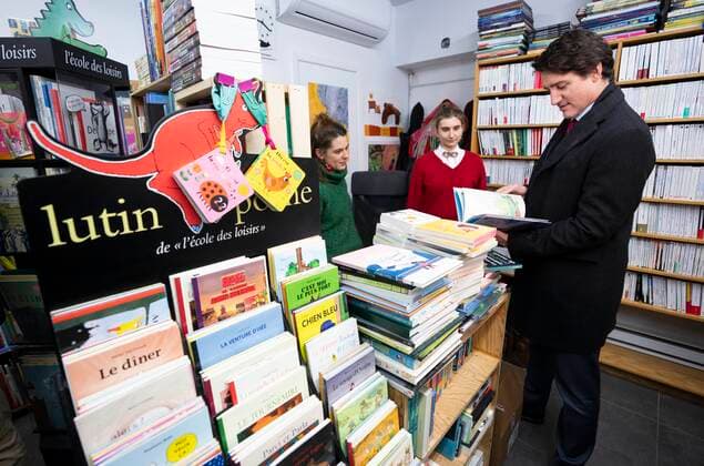 December 20, 2022, Montreal, PQ, Canada: Prime Minister Justin Trudeau shops for a book for one of his children at a bookstore in his Montreal riding, on Tuesday, December 20, 2022. Montreal Canada  - ZUMAc35_ 20221220_zaf_c35_082 Copyright: xPaulxChiassonx