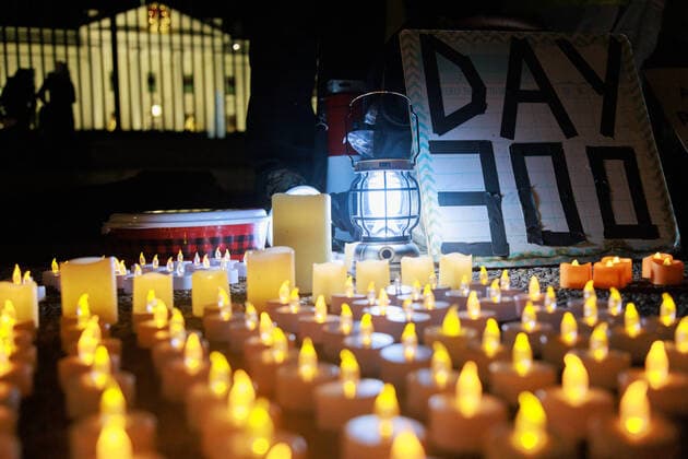 News Themen der Woche KW51 News Bilder des Tages Ukraine Vigil Outside White House Candles and signs lay on the ground on Pennsylvania Avenue during a candlelight vigil hosted by US Ukrainian Activists in front of the White House in Washington, D.C. on December 20, 2022, marking day 300 of Russia s invasion of Ukraine. Washington, D.C. United States  Copyright: xBryanxOlinxDozierx originalFilename: dozier-ukrainev221220_npvlq.jpg