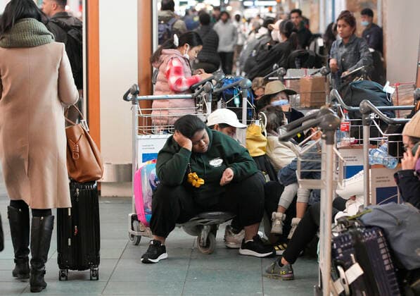 News Bilder des Tages (221220) -- RICHMOND (CANADA), Dec. 20, 2022 -- People sit on trolleys at Vancouver International Airport in Richmond, British Columbia, Canada, on Dec. 20, 2022. Thousands of travelers were stuck at the Vancouver International Airport on Tuesday as many flights were cancelled or delayed due to the snowstorm. (Photo by Xinhua) CANADA-VANCOUVER INTERNATIONAL AIRPORT-SNOWSTORM-STRANDED PASSENGERS LiangxSen 