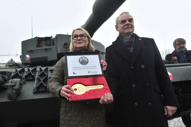 Bilder des Jahres 2022, News 12 Dezember News Themen der Woche KW51 News Bilder des Tages Czech Defence Minister Jana Cernochova (ODS), left, and German Defence Ministry representative Benedikt Zimmer pose with commemorative key, and Czech Ambassador to NATO Jakub Landovsky (right) looks on, as they attend ceremonial acceptance of Leopard 2A4 tank Czechia gets from Germany for its help to Ukraine, which took place in military barracks in Praslavice, Czech Republic, on Wednesday, December 21, 2022. (CTKxPhoto LudekxPerina) CTKPhotoP2022122102766  P2022122102766