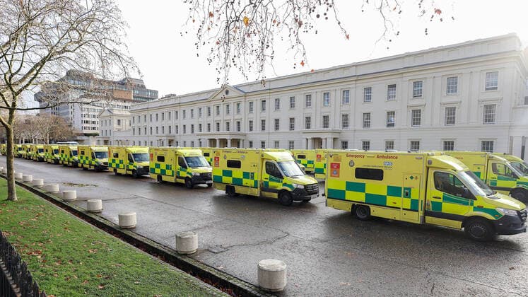 Bilder des Jahres 2022, News 12 Dezember News Themen der Woche KW51 News Bilder des Tages . 21 12 2022. London, United Kingdom. Ambulance Workers Strike. Ambulances at Wellington Barracks during ambulance workers strike over pay and staffing.  xMartynxWheatleyx xi-Imagesx IIM-24030-0002