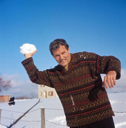 Harald Leipnitz Harald Leipnitz, deutscher Schauspieler, tobt im Schnee bei München, Deutschland um 1976., München Bayern Deutschland , München Bayern Deutschland Copyright: FredxLindinger Nur redaktionelle Nutzung. Editorial usage only. LIN_7601000853 UnitedArchives EDITORIAL USE ONLY