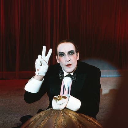 Erkennen Sie die Melodie? Erkennen Sie die Melodie?, Musikquiz, Deutschland 1969 - 1984, Sendung vom 27. März 1977, Mitwirkende: Moderator Ernst Stankovski im Showteil, Szene aus dem Musical Cabaret, Deutschland , Deutschland Copyright: FredxLindinger Nur redaktionelle Nutzung. Editorial usage only. LIN_7601000997 UnitedArchives EDITORIAL USE ONLY
